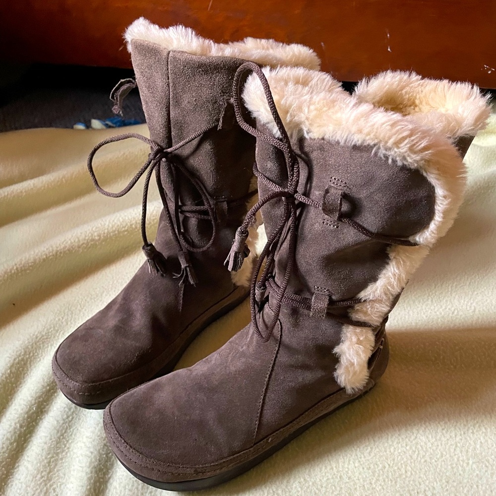 Leather Earth boots size 8.5 womens fuzzy boots